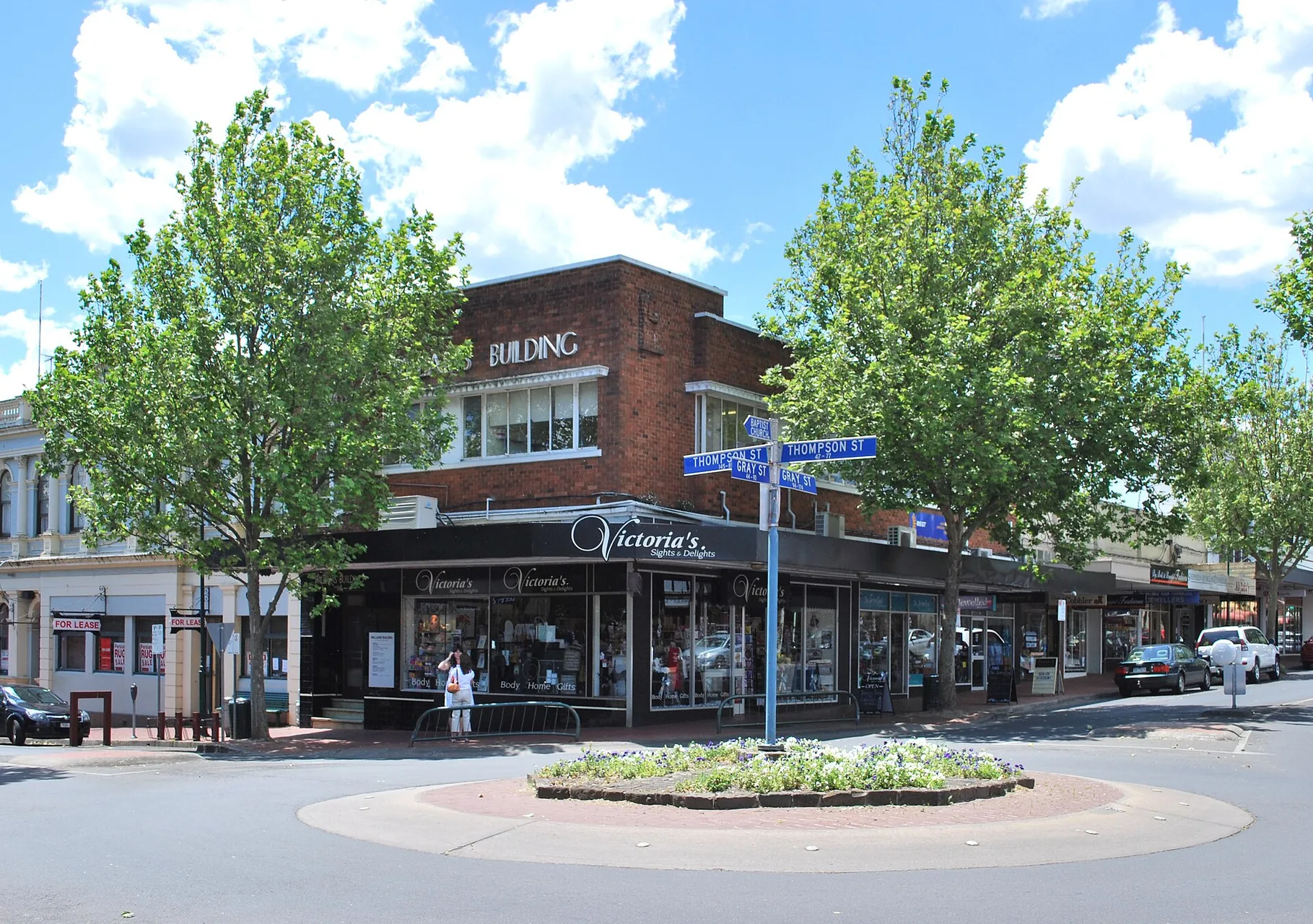The roundabout on the corner of Thompson and Gray Streets in the centre of en:Hamilton, Victoria